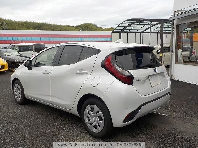 toyota aqua 2022 -TOYOTA--AQUA 6AA-MXPK11--MXPK11-2099779---TOYOTA--AQUA 6AA-MXPK11--MXPK11-2099779- image 2