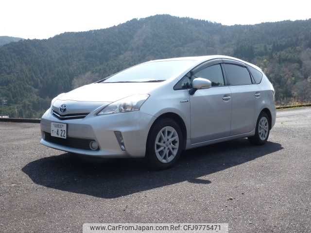 toyota prius-α 2011 250310135055 image 1
