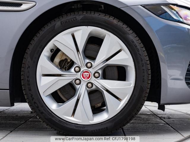 jaguar xe 2019 CFJ1798198 image 2