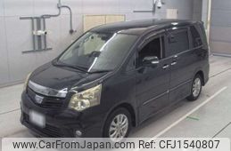 toyota noah 2013 CFJ1540807