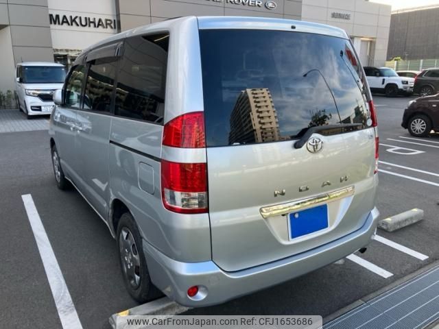 toyota noah 2004 CFJ1653686 image 2