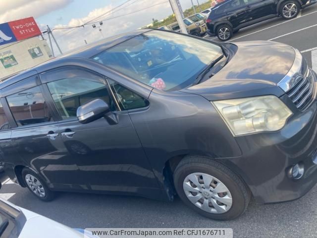 toyota noah 2012 CFJ1676711 image 2