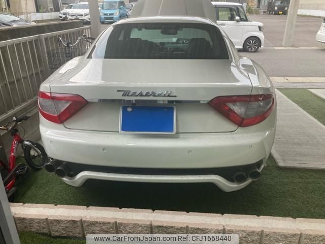 maserati granturismo 2012 CFJ1668440 image 2