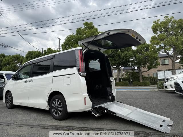 toyota esquire 2018 CFJ1778071 image 1
