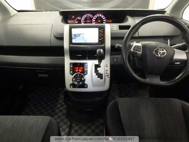 toyota voxy 2010 NIKYO_TF86160 image 1