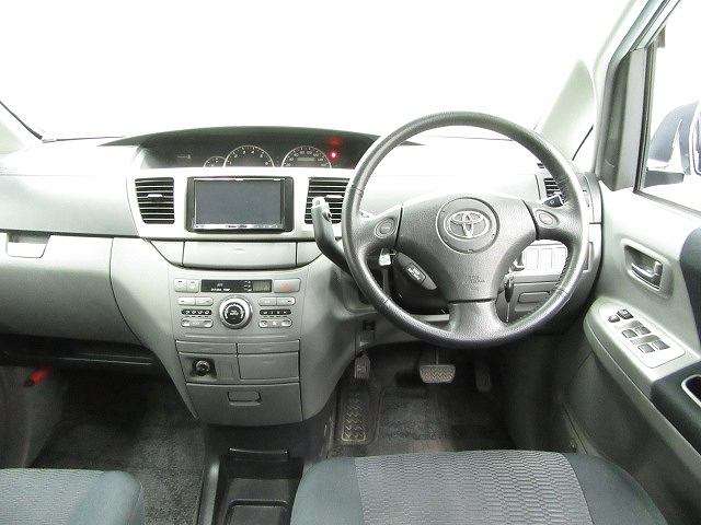 2005 Toyota Voxy DBA-AZR60G 2WD - Car Price $1,610