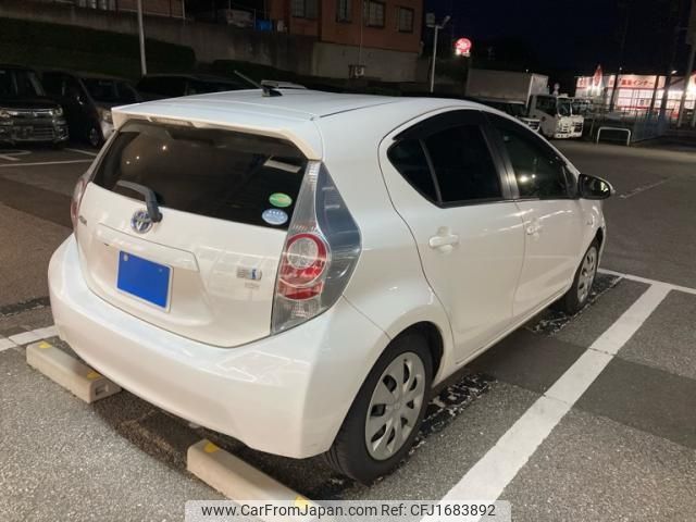 toyota aqua 2014 CFJ1683892 image 2