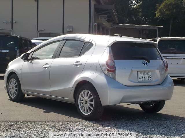 toyota aqua 2013 CFJ1762005 image 2