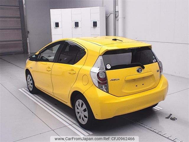 toyota aqua 2014 -TOYOTA--AQUA NHP10-2327612---TOYOTA--AQUA NHP10-2327612- image 2