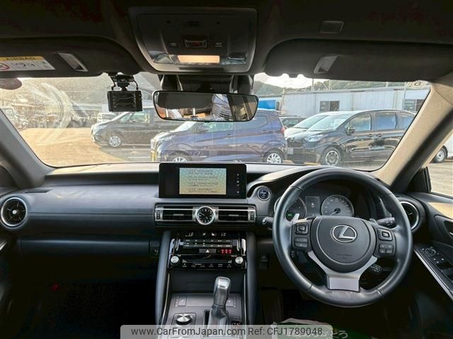 lexus is 2022 CFJ1789048 image 2
