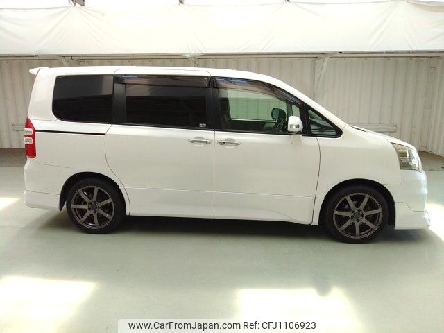 toyota noah 2011 ENHANCEAUTO_1_ea299090 image 2