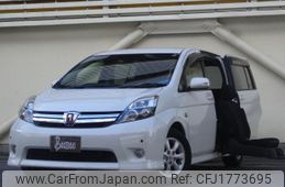 toyota isis 2012 CFJ1773695