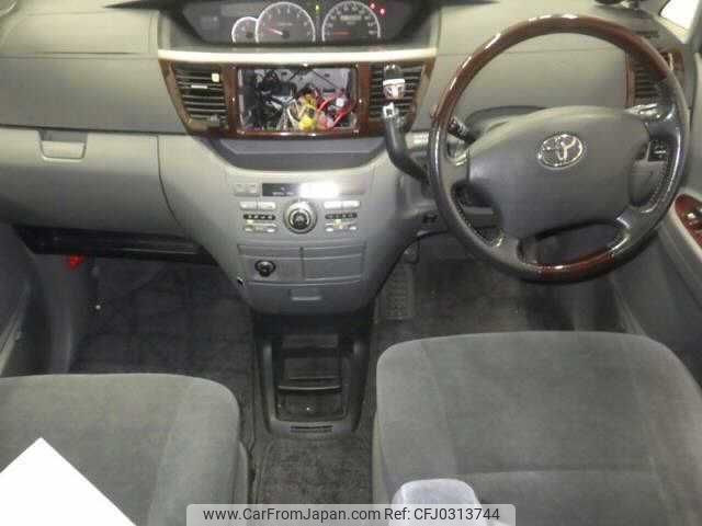 toyota noah 2005 TE643 image 2