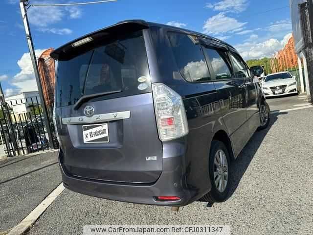 toyota voxy 2011 TE3086 image 1