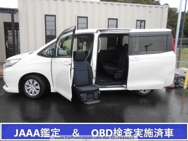 toyota noah 2016 CFJ1849623 image 1