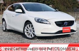 volvo v40 2015 F00822