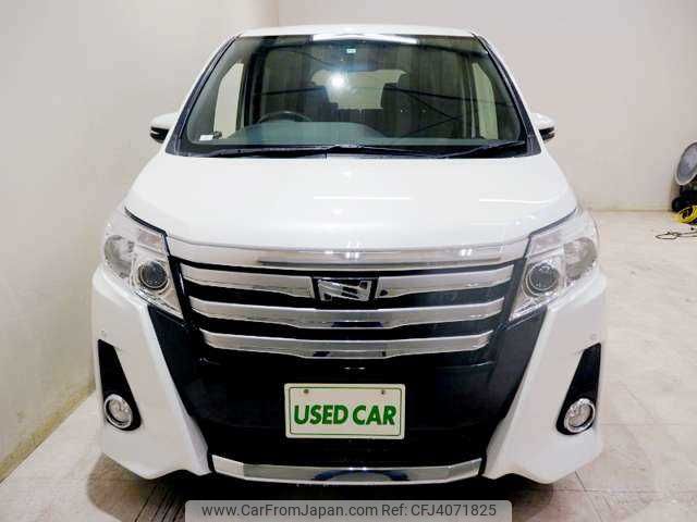 toyota noah 2014 U00029882588 image 2