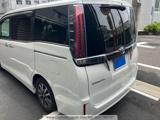 toyota esquire 2018 CFJ1786707 image 2