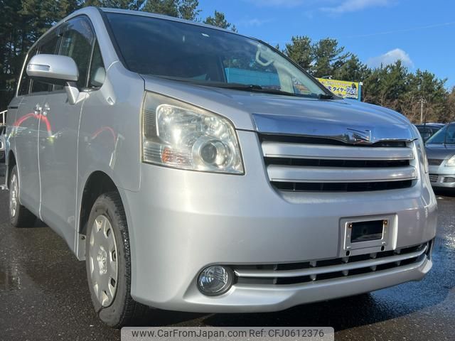 toyota noah 2007 GOO_JP_700090373030241230005 image 1