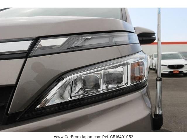 2018 Toyota Voxy DAA-ZWR80G 2WD - Car Price $10,413