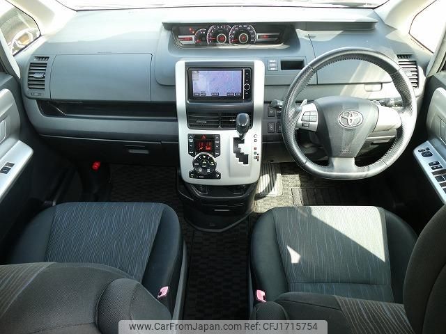 toyota noah 2012 CFJ1715754 image 2