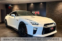 nissan-gt-r-2017-103948-car_c9cff568-c0df-41eb-a99e-45a27a5eca89