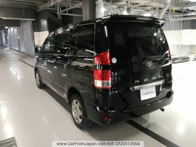 toyota noah 2005 TE826 image 1