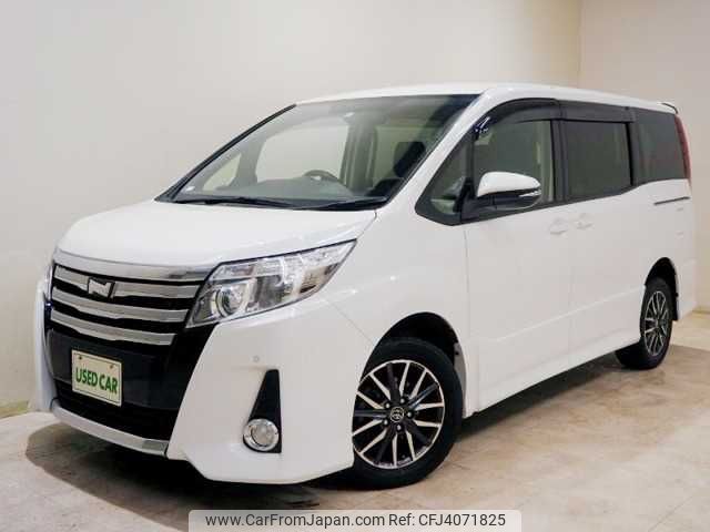 toyota noah 2014 U00029882588 image 1