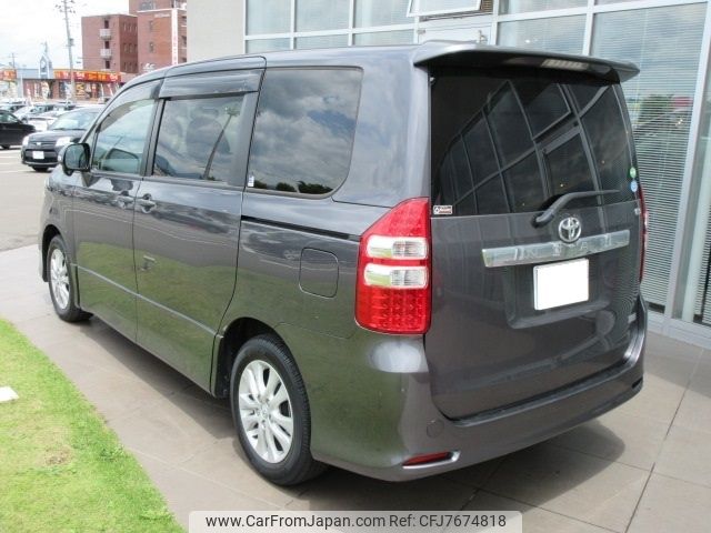 2013 Toyota Noah DBA-ZRR70W 2WD - Car Price $6,908