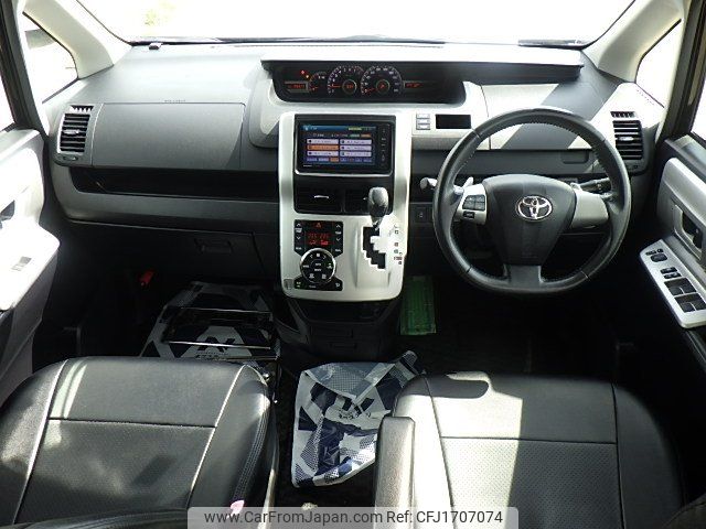 toyota noah 2011 CFJ1707074 image 1