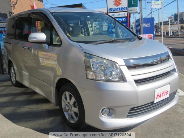 toyota noah 2010 GOO_JP_700055065930201110001 image 1