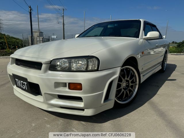 nissan skyline 2000 1101570 image 1