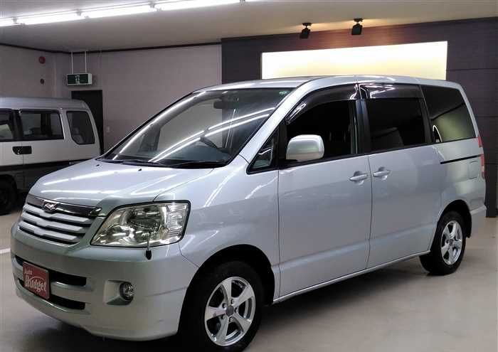 2004 Toyota Noah TA-AZR60G 2WD - Car Price $1,800