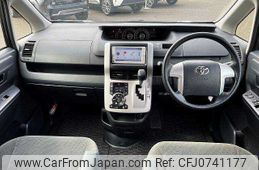 toyota voxy 2013 504928-927859