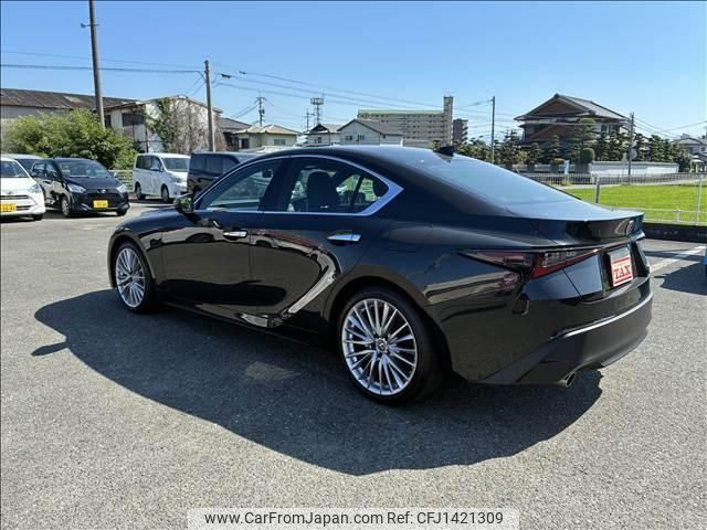 lexus is 2023 CFJ1421309 image 2