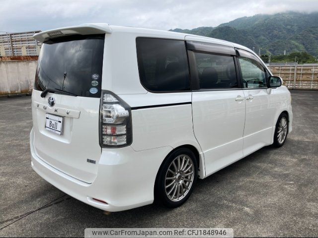 toyota voxy 2011 CFJ1848946 image 2