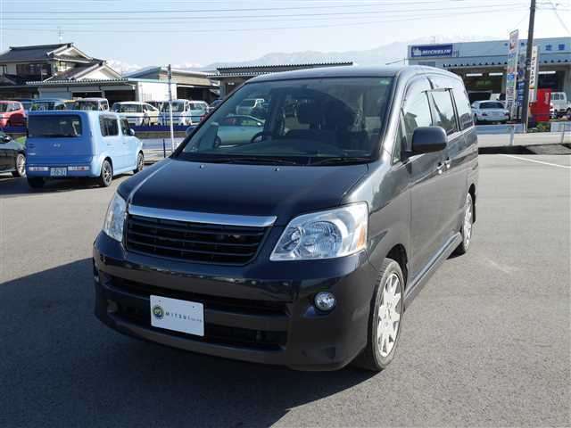 toyota noah 2004 170929260817 image 2