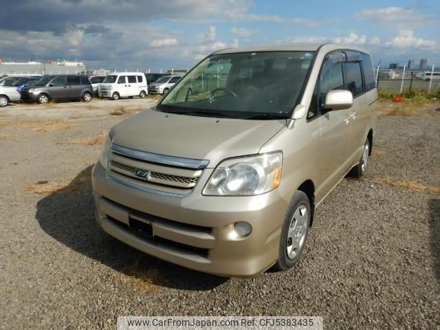 toyota noah 2005 Royal_trading_201112T image 2