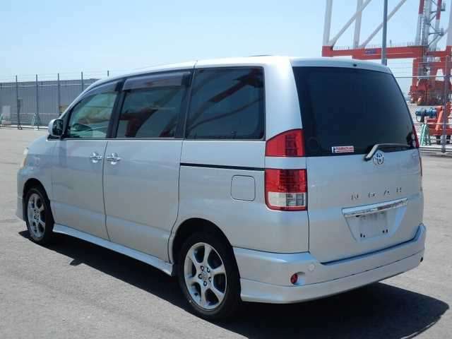 toyota noah 2005 30592 image 2