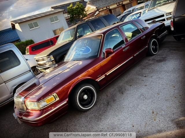 lincoln town-car 2002 quick_quick_L14W_1LNLM81W5TY693863 image 2