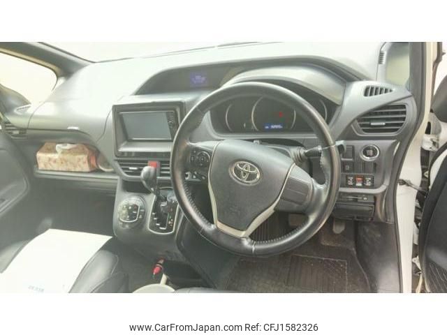 toyota voxy 2014 CFJ1582326 image 2