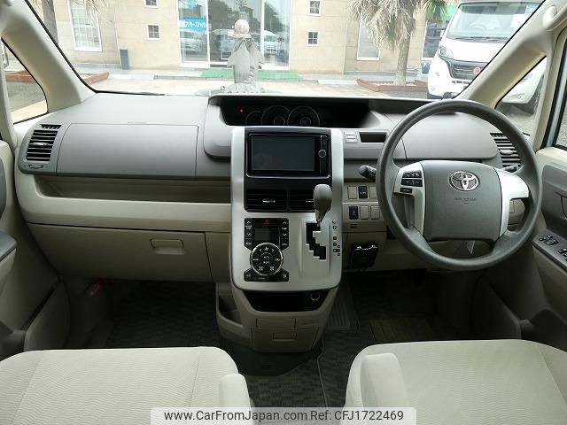 toyota noah 2012 CFJ1722469 image 2