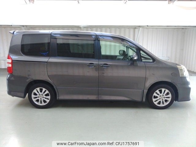 toyota noah 2013 CFJ1757691 image 2