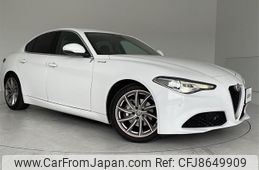 alfa-romeo-giulia-2017-18845-car_ec7c3767-d1f4-41e6-8f1a-3063a0be275d