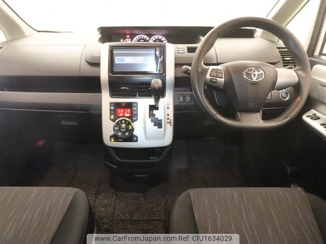 toyota voxy 2012 CFJ1634029 image 2