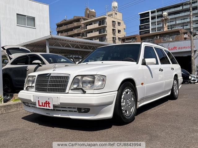 mercedes-benz e-class-station-wagon 1995 668022e6c24ccb274c1f8f2487eec56b image 1