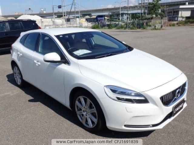 volvo v40 2017 CFJ1691839 image 1