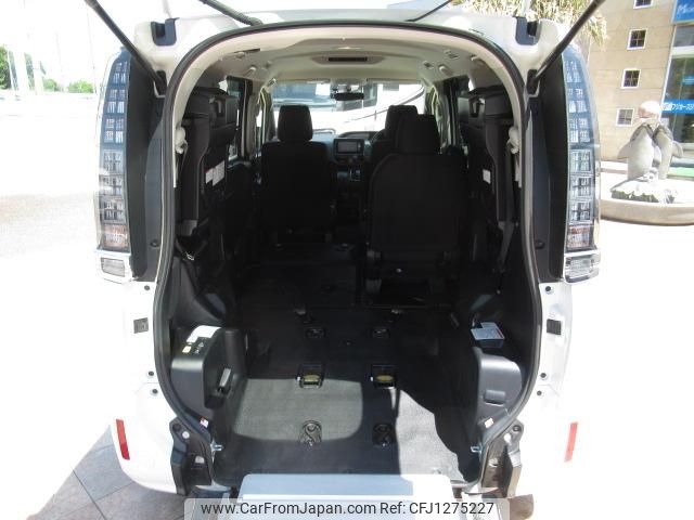 toyota voxy 2015 GOO_JP_700056043930250609002 image 1