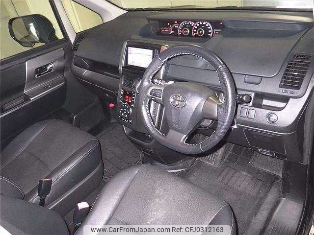 toyota voxy 2013 TE2261 image 2