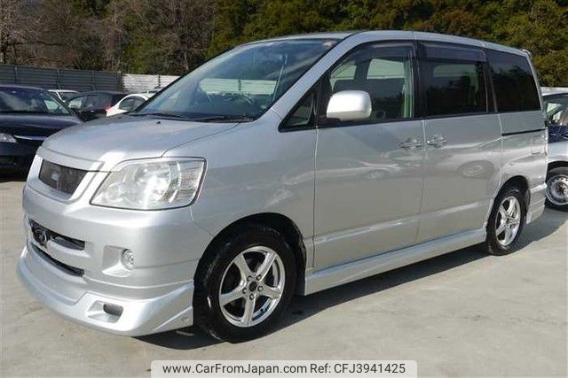 toyota noah 2004 MATEL_41655 image 1